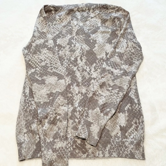 Women’s Express V-Neck Metallic Sweater - Picture 16 of 16